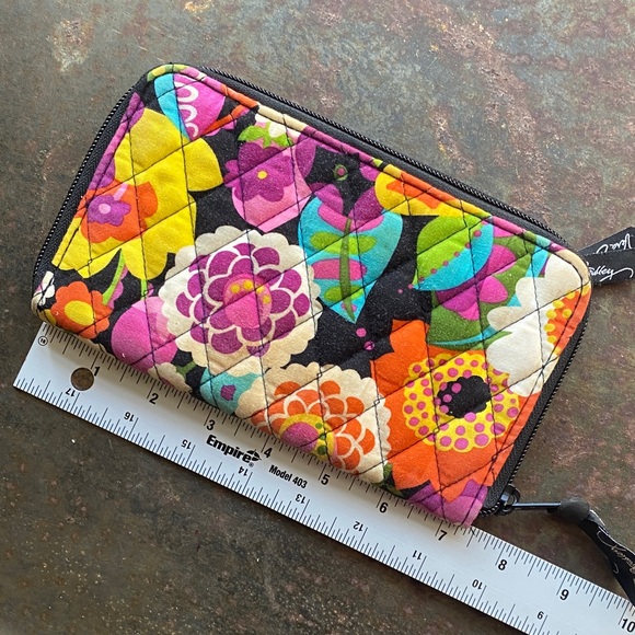 Vera Bradley Va Va Bloom Pattern (Retired) Zip-Around Quilted Wallet/Wristlet - Picture 13 of 16